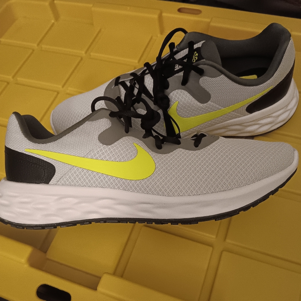 NWOT - Nike Revolution 6 Next Nature - Size 11.5